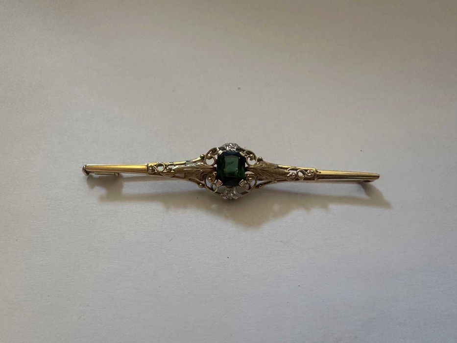 Broșă din aur și platină, decorată cu turmalină și diamante