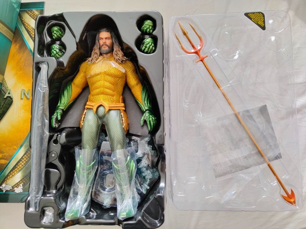 Vând figurina Aquaman by Hot Toys