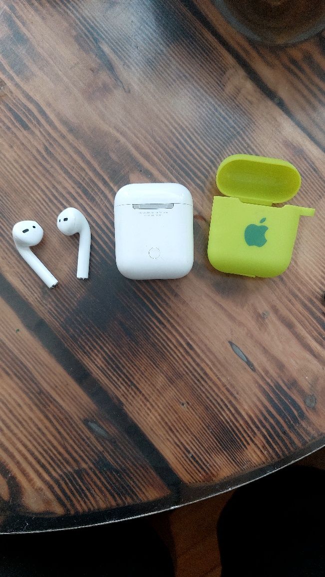 Продаю airpods 1