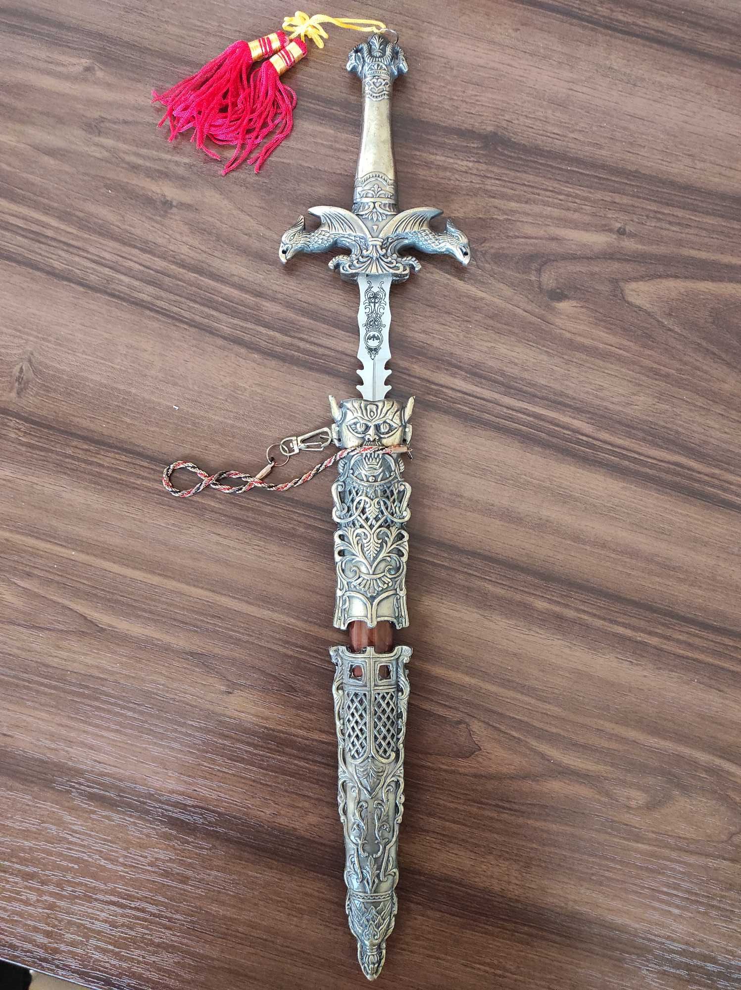 Декоративен нож с метален калъф