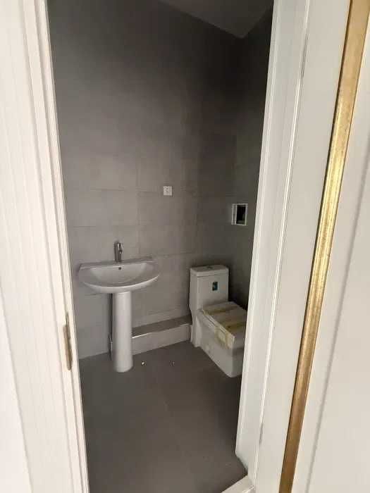 С новым ремонтом в Greenwich 93m2 НИзкая цена клубный дом!`