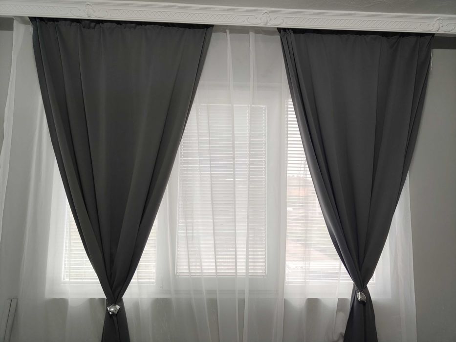 Пердета бял воал и сиви плътни завеси
