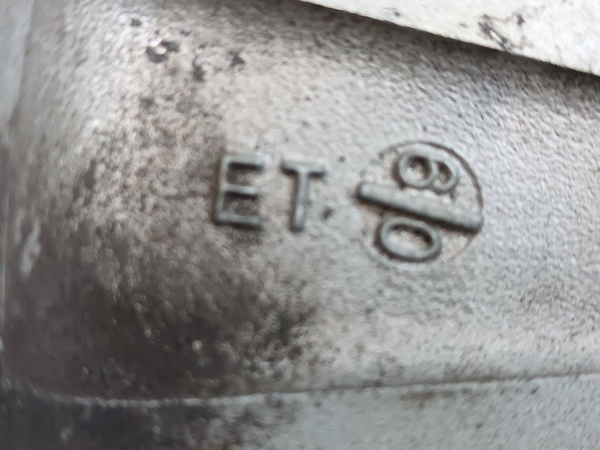 R-18.  4 диск.  Продам. 5/150 крузак. Без шина