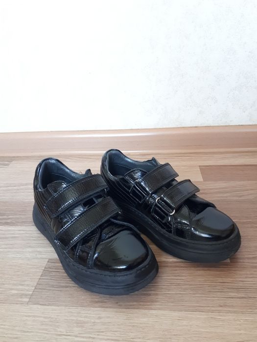 Продам кроссовки на девочку