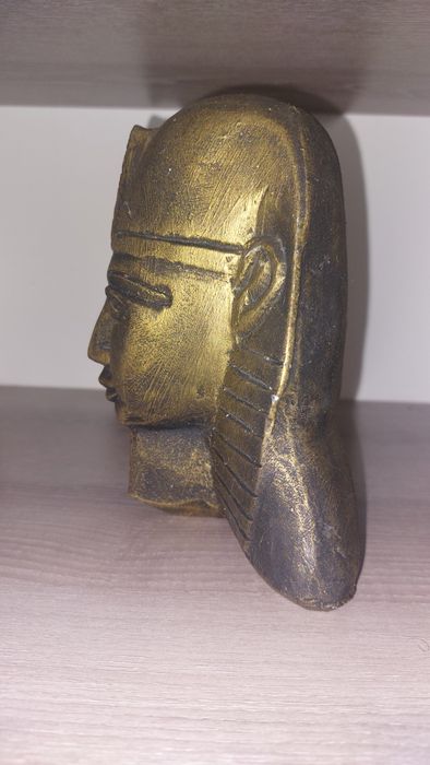 Бюст на египетски фараон. Неизвестен материал. Отлично състояние.