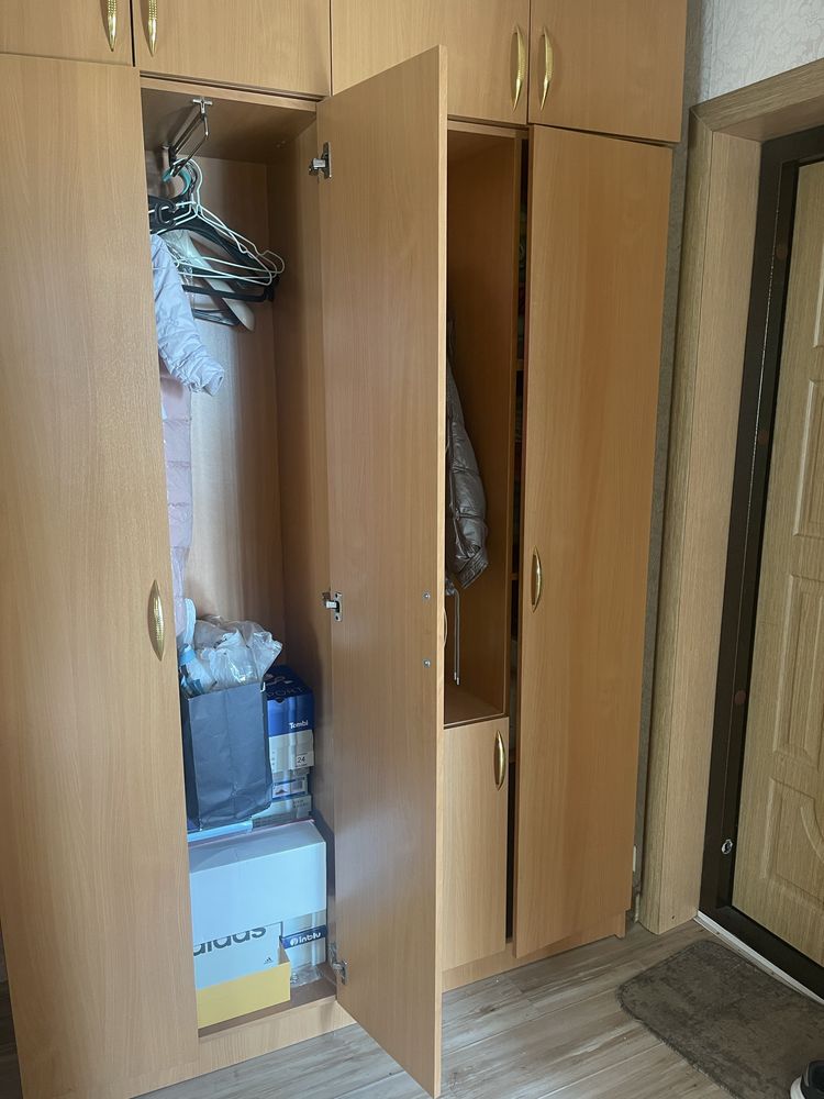 продам прихожую шкаф