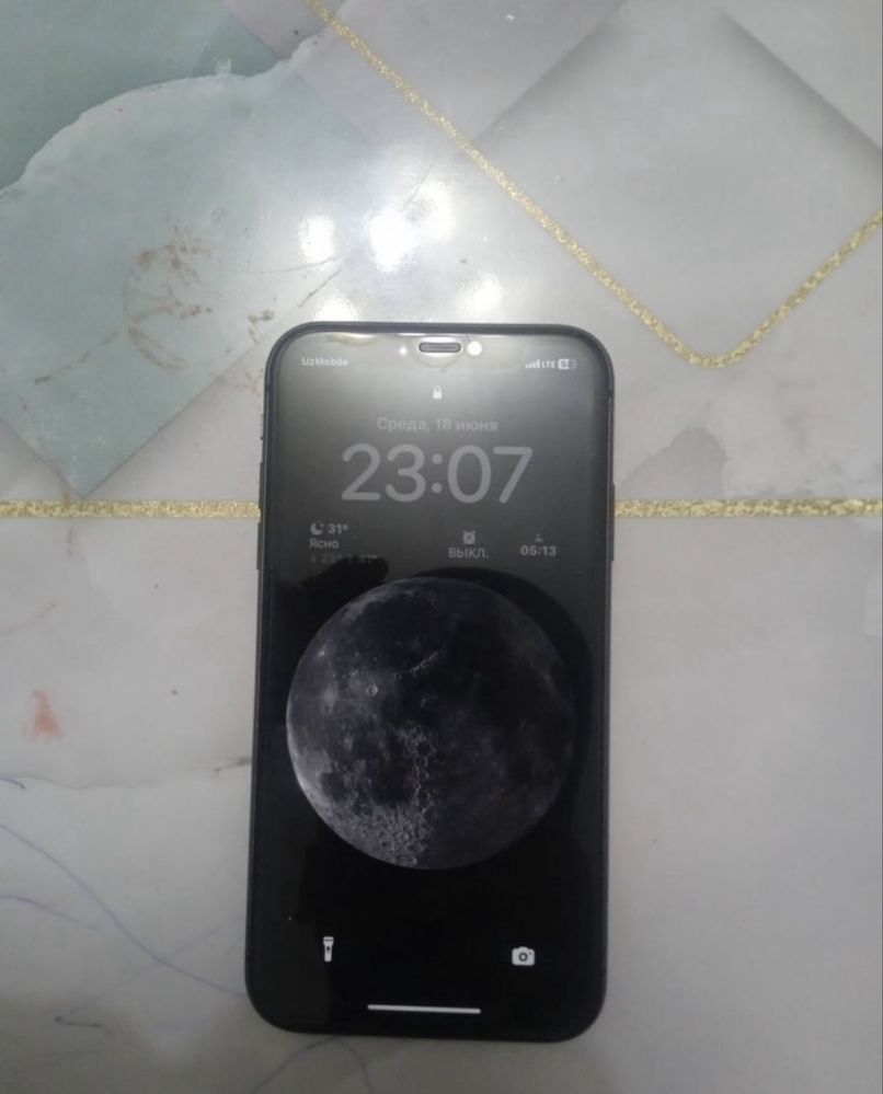 Iphone 11.        .