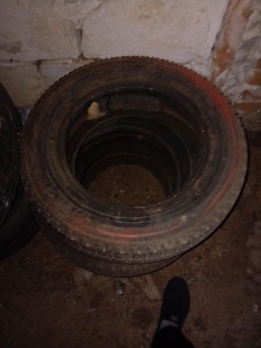 Vând 4 anvelope  aproape noi205.65.r15c M+S