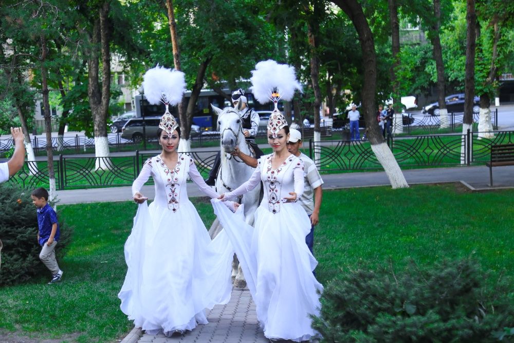 Конь. Лошадь, сопровождение