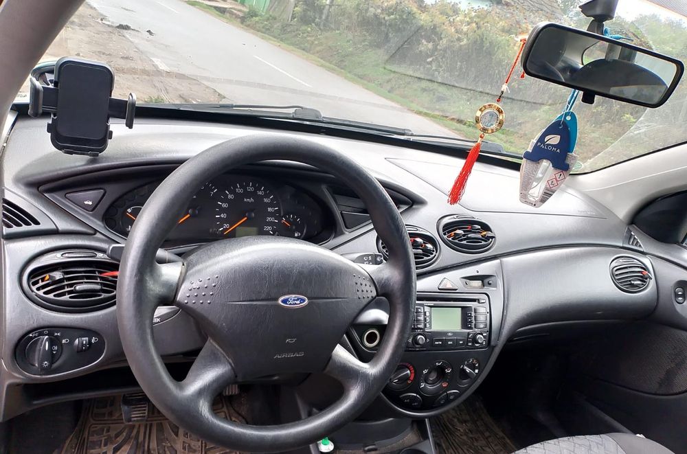 Vând Schimb Ford Focus.