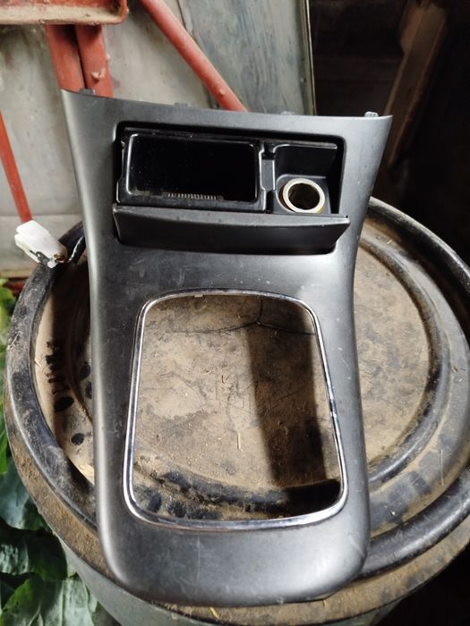 Панел Лайсна Пепелник Скоростен Лост Тойота Авенсис Т25 Toyota Avensis