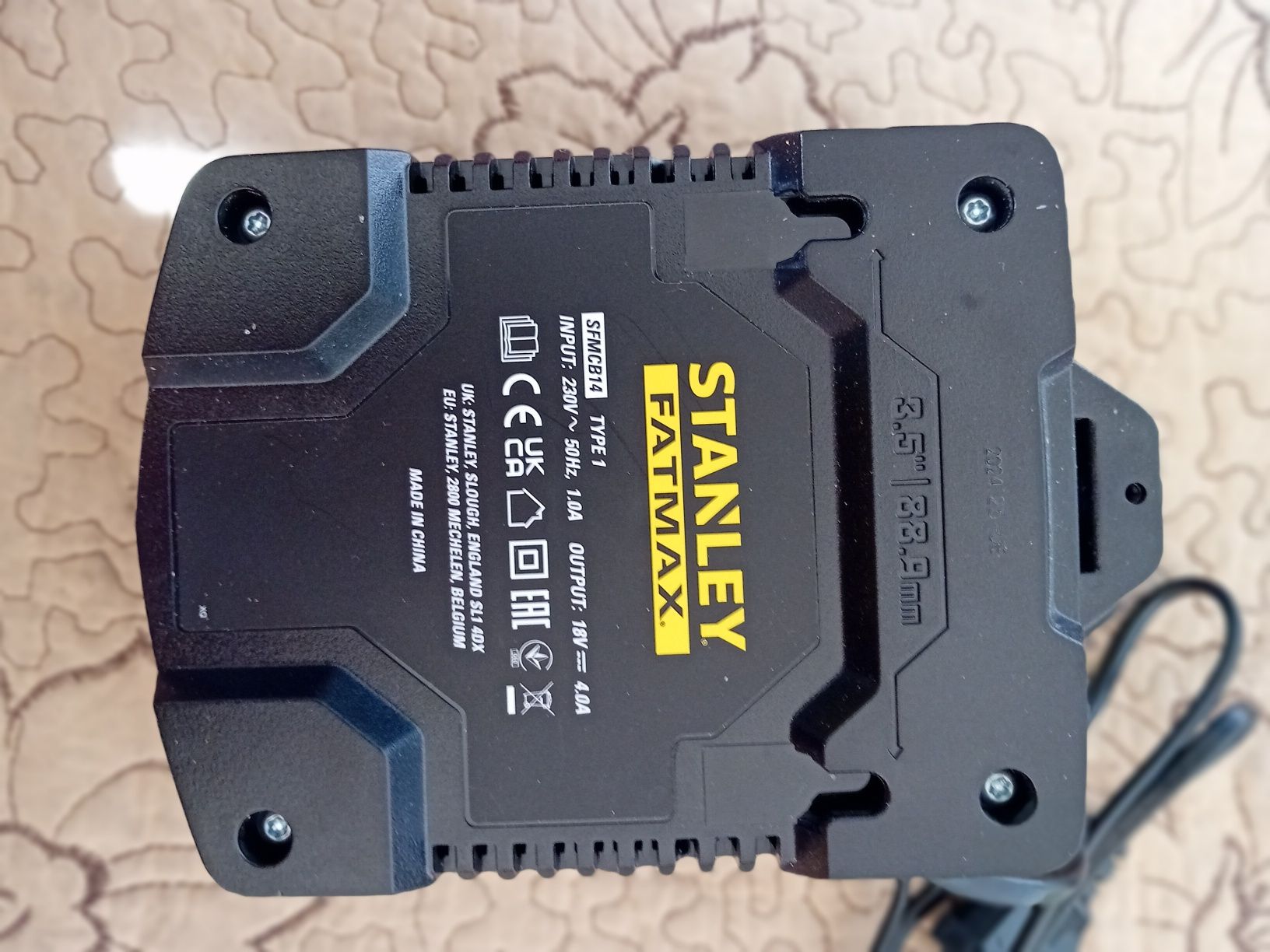 Vând încărcător bormașină, STANLEY FATMAX 18V 4A fast charged, nou.