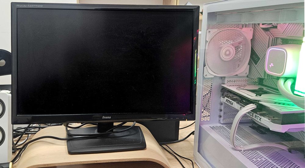 Lenovo ThinkCentre + монитор iiyama X2377HDS + мишка Logi G403 подарък