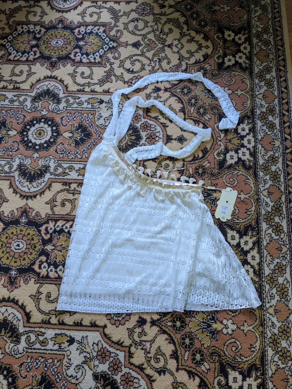 S. Nou. Maiou (top) pe un umăr