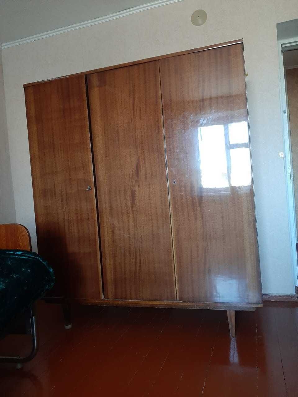 Продам шифоньер деревянный