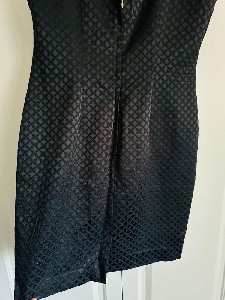 Rochie neagra de seara , fara maneci , de la firma H&M
