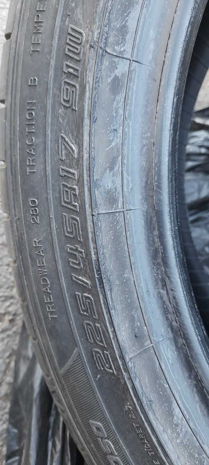 Продавам 4 летни гуми Dunlop 225/45/17 . Цената е 60лв. на гума