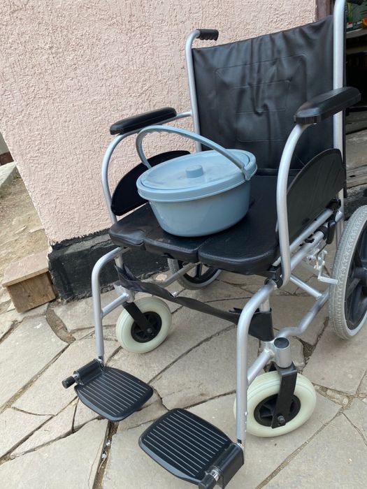 Инвалидная коляска . Продам инвалидную коляску .