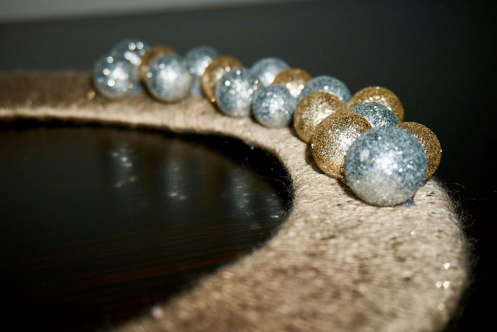 Golden Snow Wreath – Decorațiune handmade de Crăciun