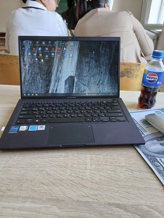Asus Notbuk holati ideal dakument karobka zaryatchik hamma narsasi bor