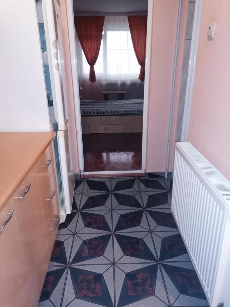 Închiriez garsoniera pe termen lung.