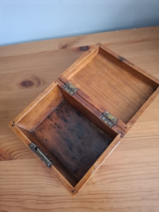 Cutie veche din lemn pentru bijuterii
