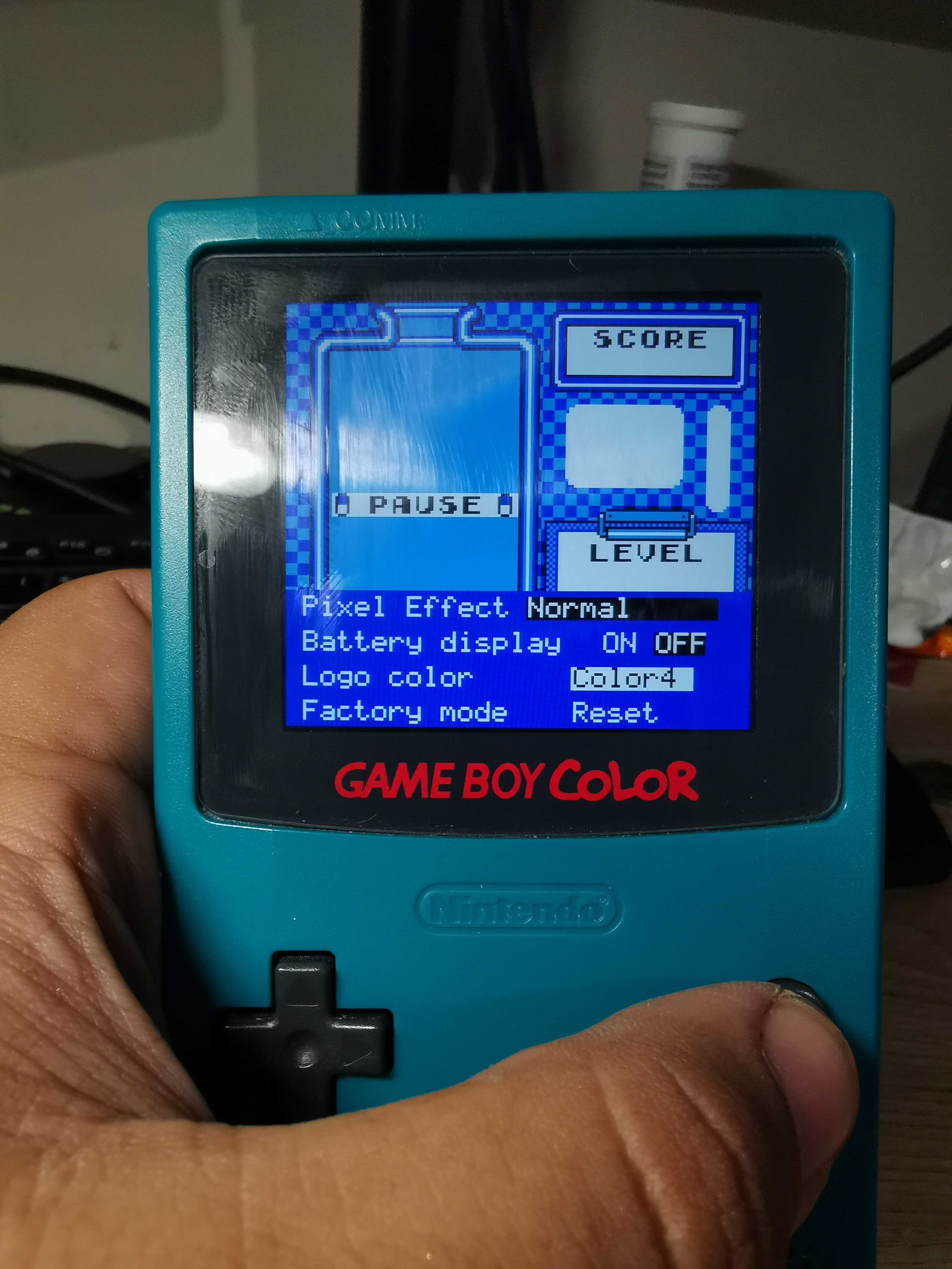 Продавам Game Boy color модната.