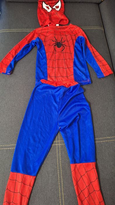 Vând costum Halloween Spiderman-5-7 ani