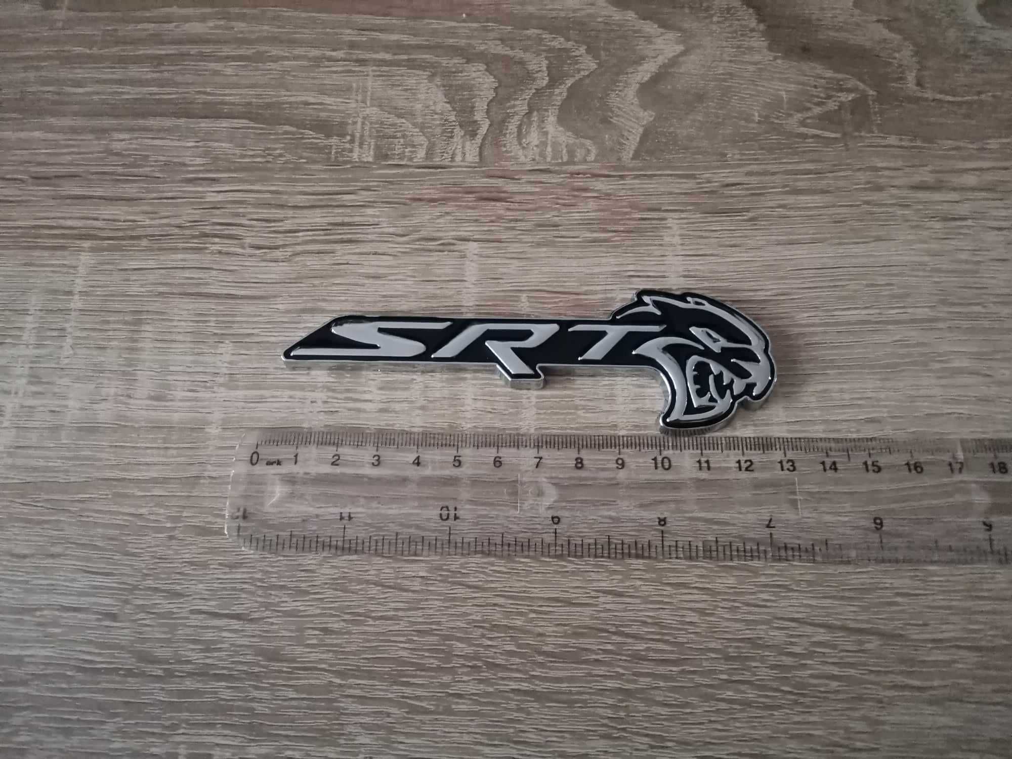 SRT Hellcat сребристо с черно емблема дясна