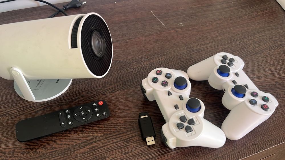 Проектор, в чипе есть более 1000+ игры но старые можно играт с другом