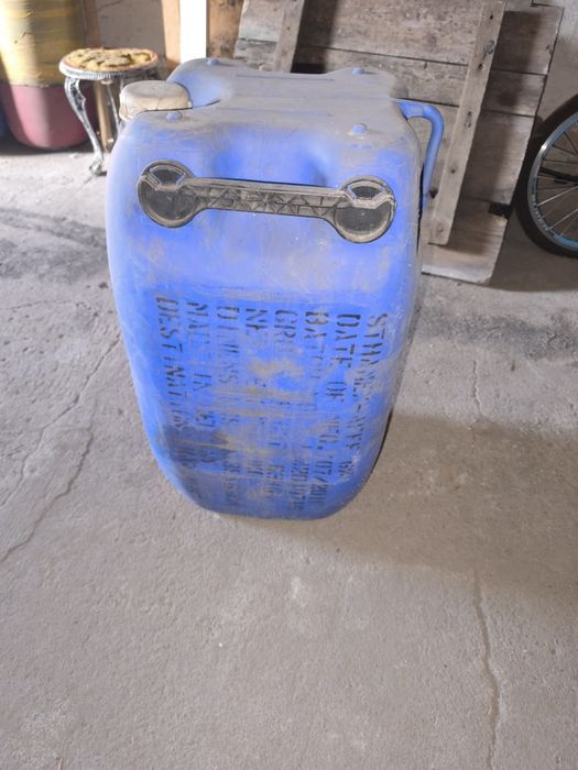 Продам канистры 60л