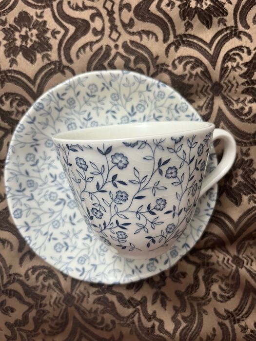 Canita de cafea albatra cu flori