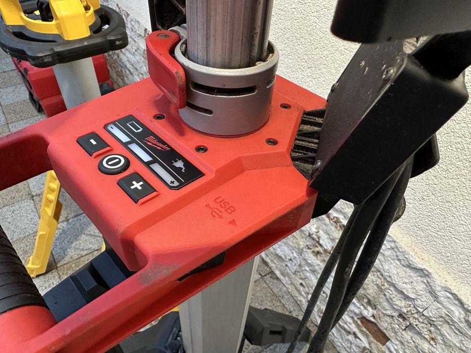 Milwaukee turn led di dewalt lumini led