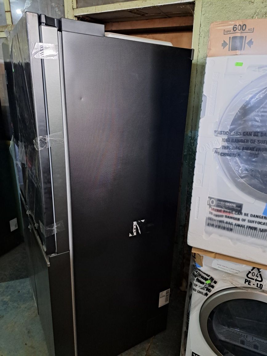 Нов инверторен side by side хладилник LG GSXV90MCAE