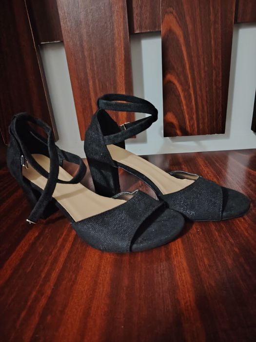 Sandale noi, mărimea 38