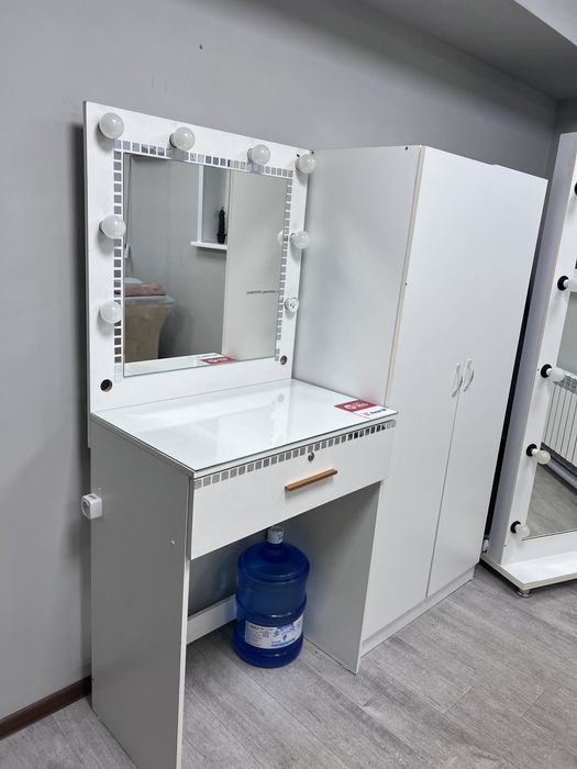 Стол визажиста , бровиста