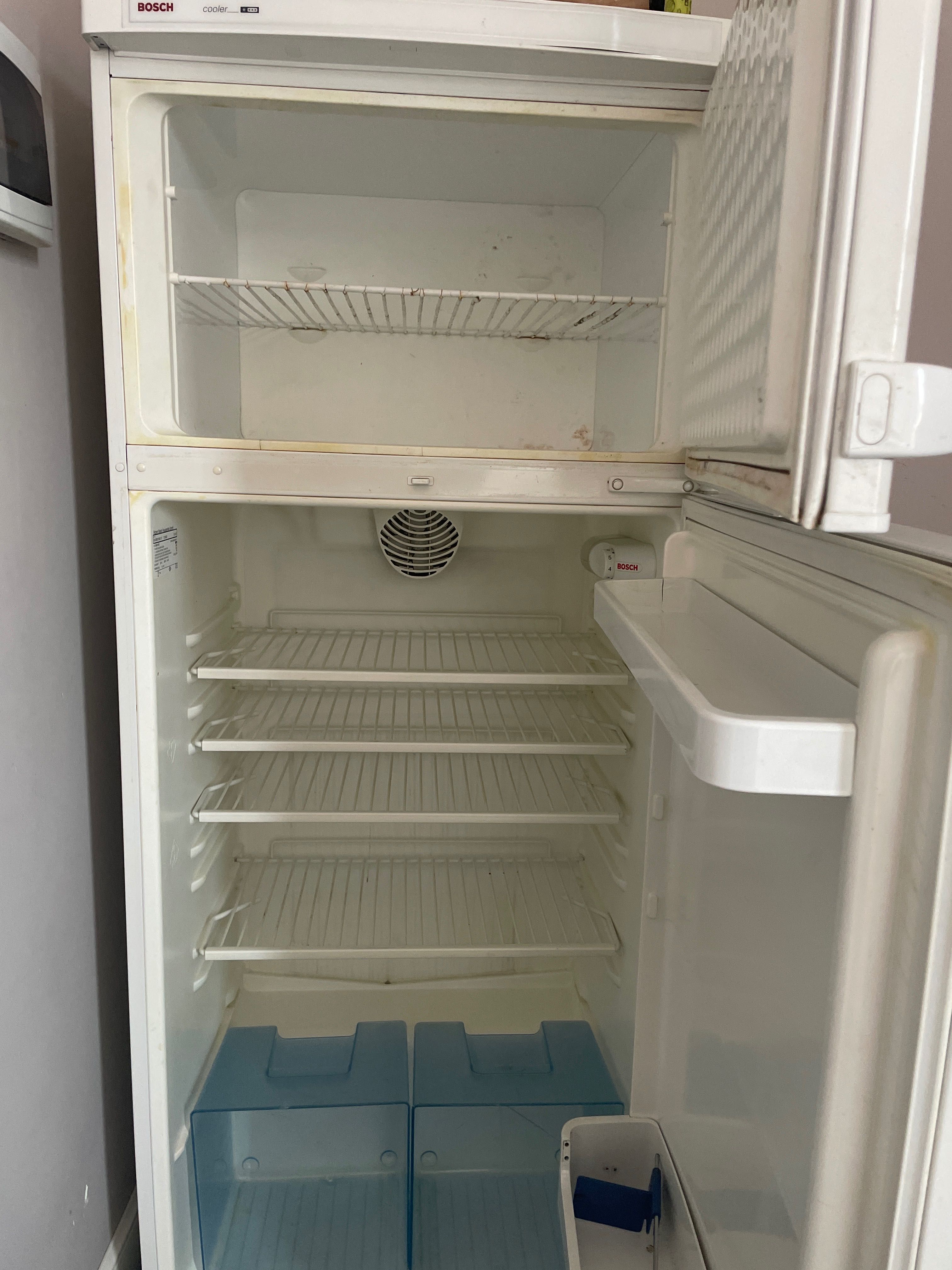 BOSH холодильник с металлическими полками. Вместительный