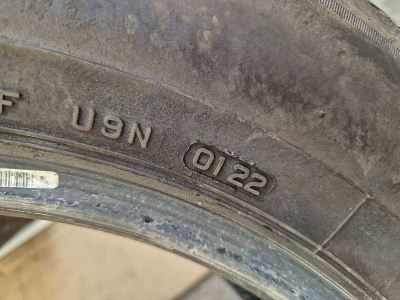 2 Bridgestone R17 215/65
летни гуми
DOT0122