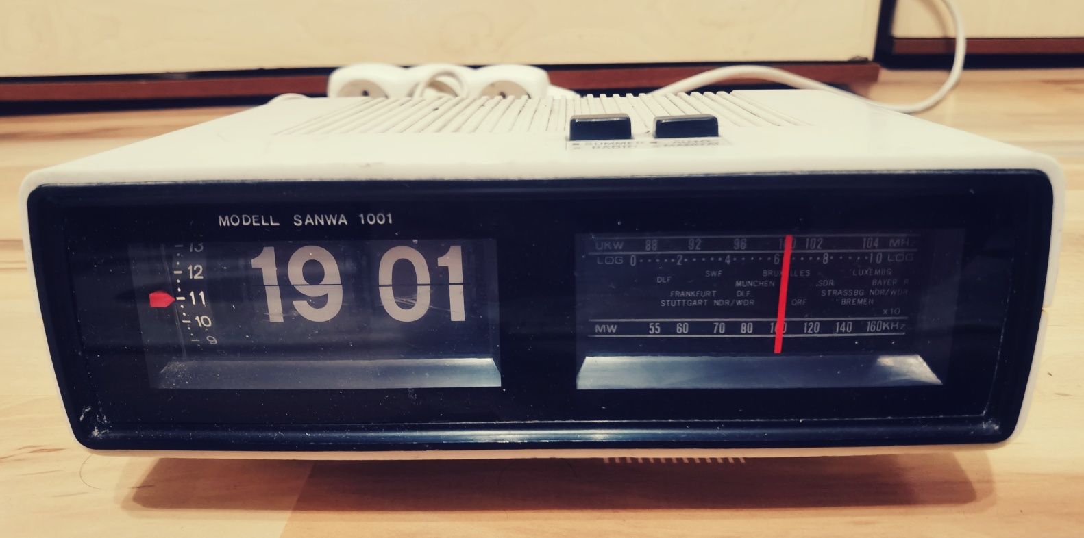 Radio cu ceas deșteptător flip clock Sanwa retro vintage de colecție