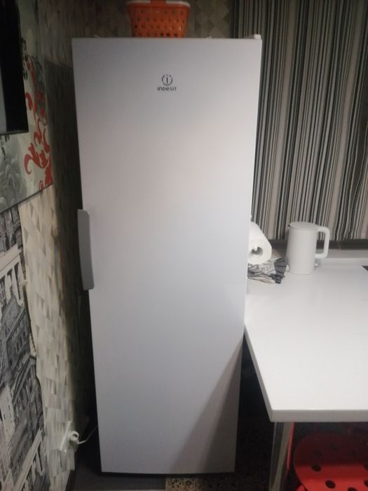 Продам морозильник Indesit
