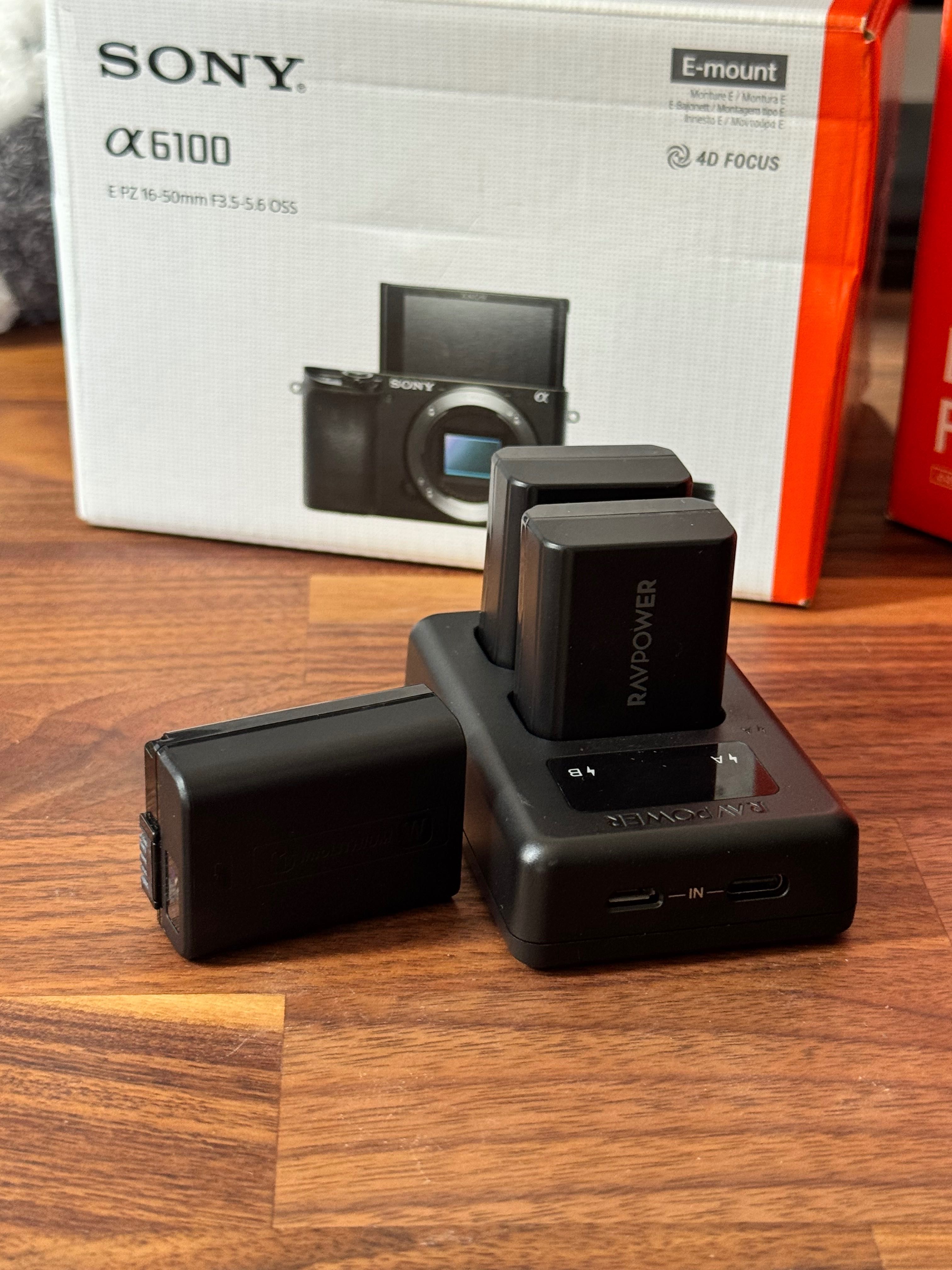 Sony A6100 в гаранция с два обектива