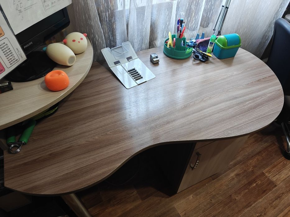 Продам 2   стола для компьютера и учебы.