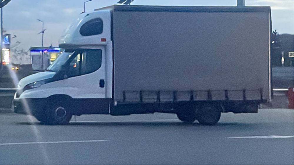 Vând iveco cu lift hidraulic