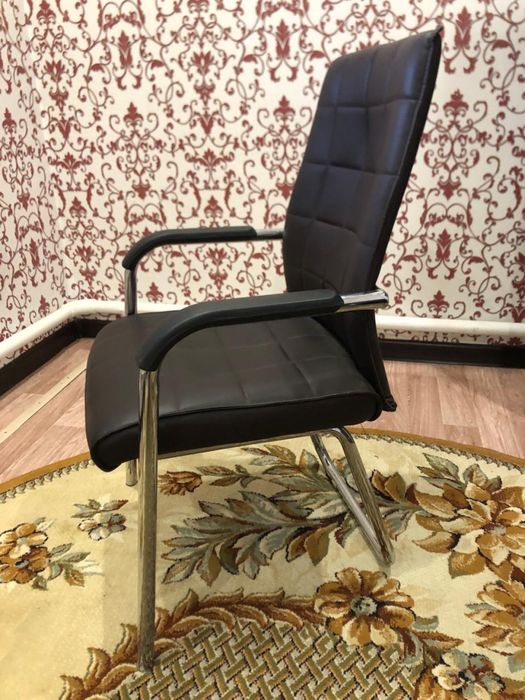 Два кожаных стула для офиса в идеальном состоянии