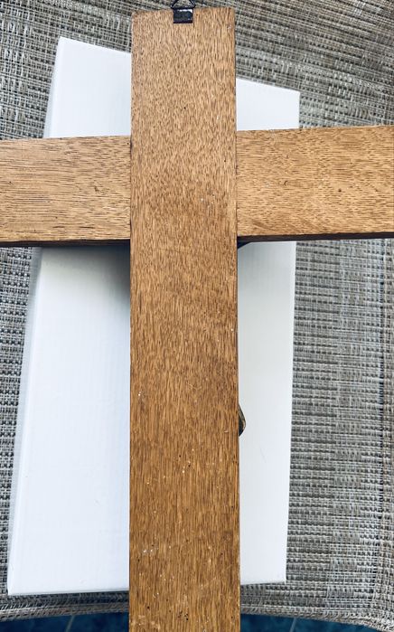 Дървен кръст с бронзова фигура Разпятие Христово