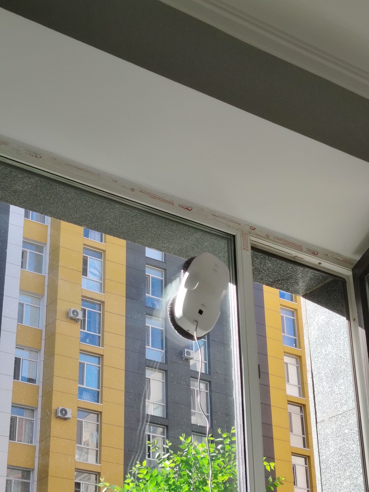 Робот мойщик окон сдаётся в аренду Hutt ddc 55 ДаджетHobot чистка окон