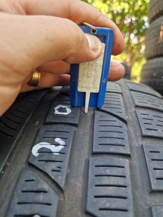 două cauciucuri 235 45 18, de iarnă,m×s