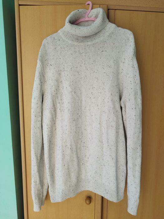 Продавам мъжки бял пуловер