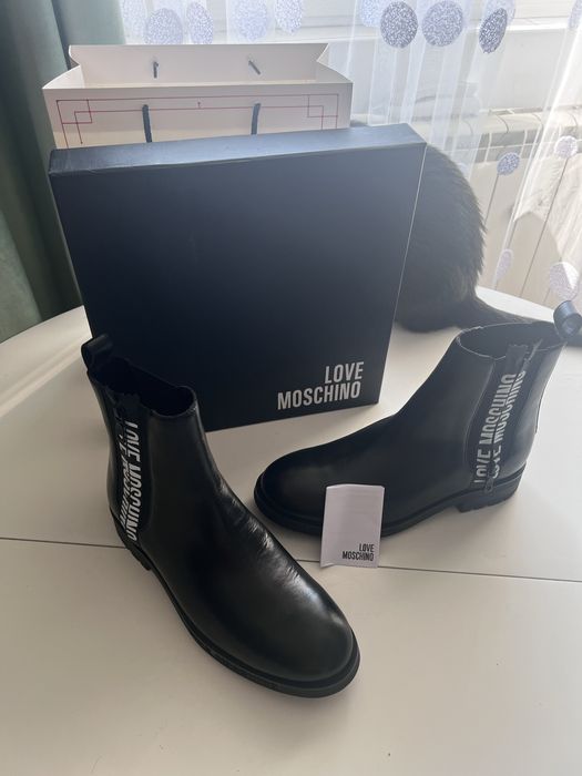 Ghete Moschino, din piele