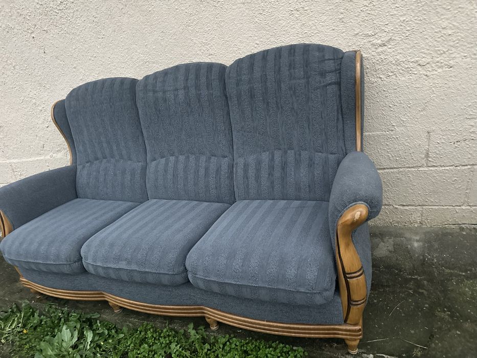 Диван с масивна дървена основа